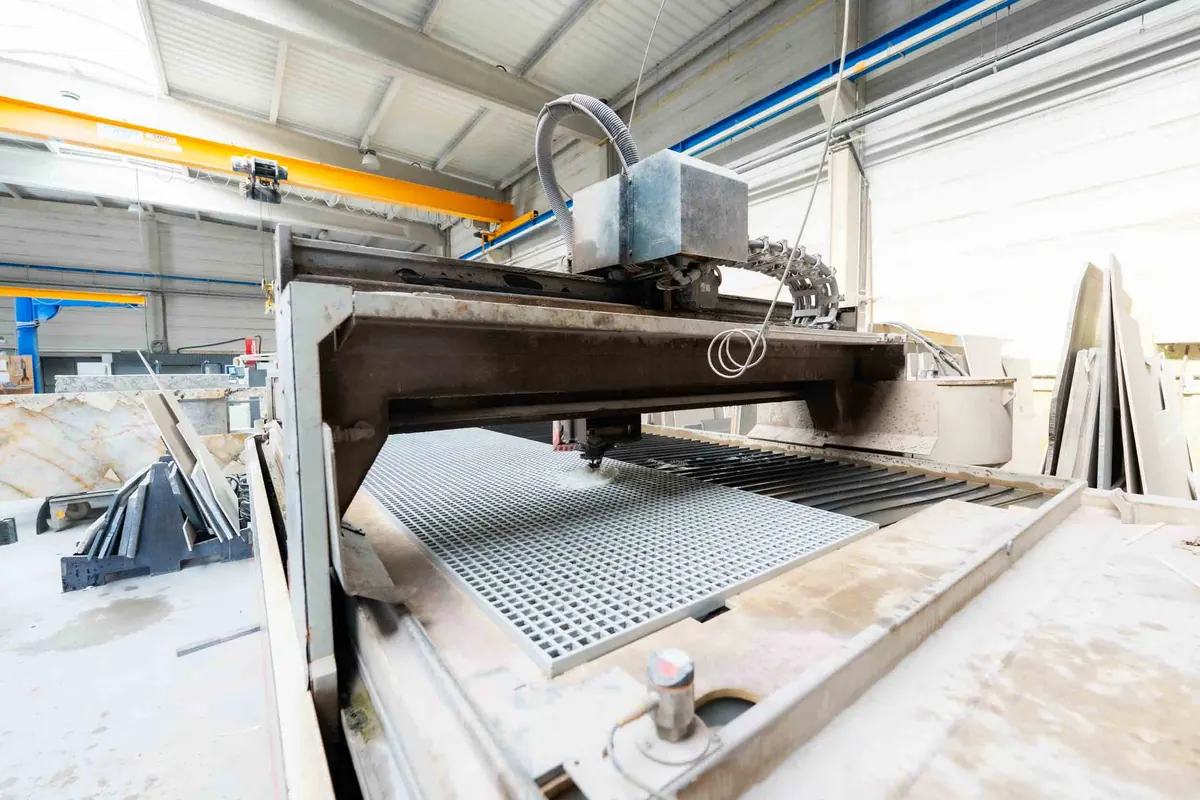 Atelier S2B avec machine de découpe au jet d'eau