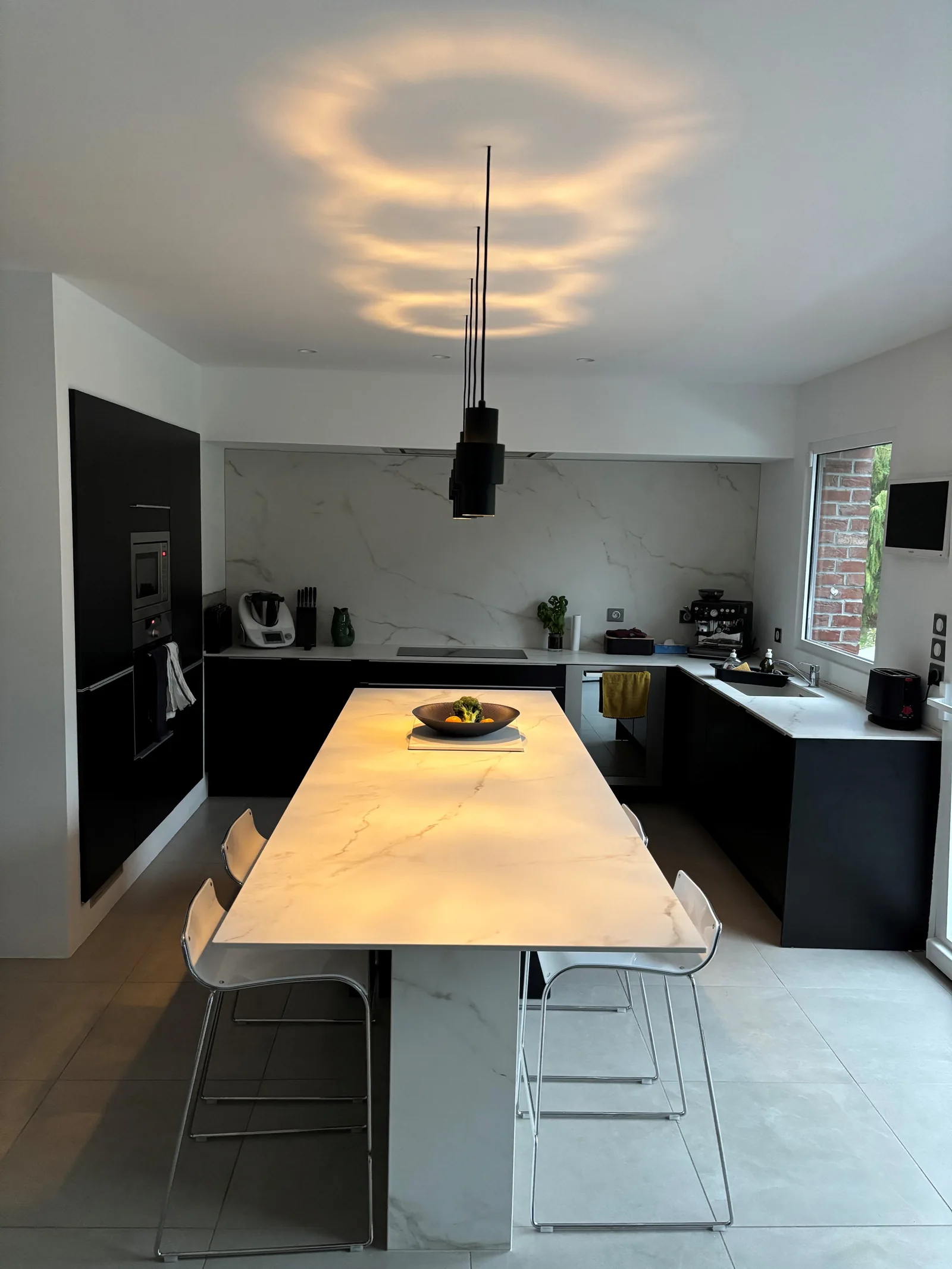 Plan de travail de cuisine en céramique contemporaine